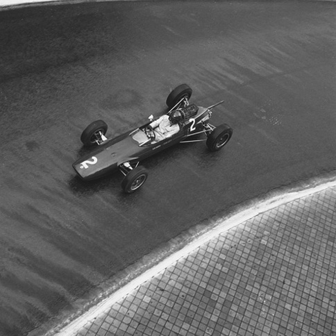 La lotus 25 sur le circuit typique de Pau qui lui réussit puisque Trevor Taylor finira second La lotus 25 sur le circuit typique de Pau qui lui réussit puisque Trevor Taylor finira second